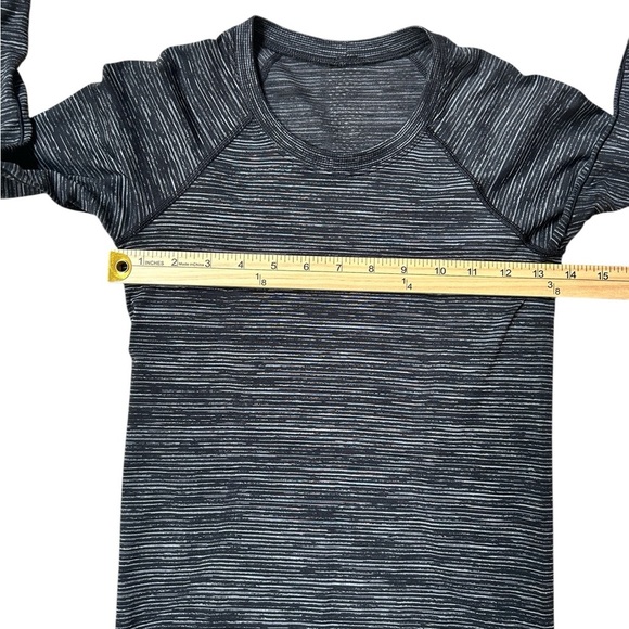Lululemon Swiftly Speed Long Sleeve in Black / White / Black, Size 2 - Picture 7 of 10
